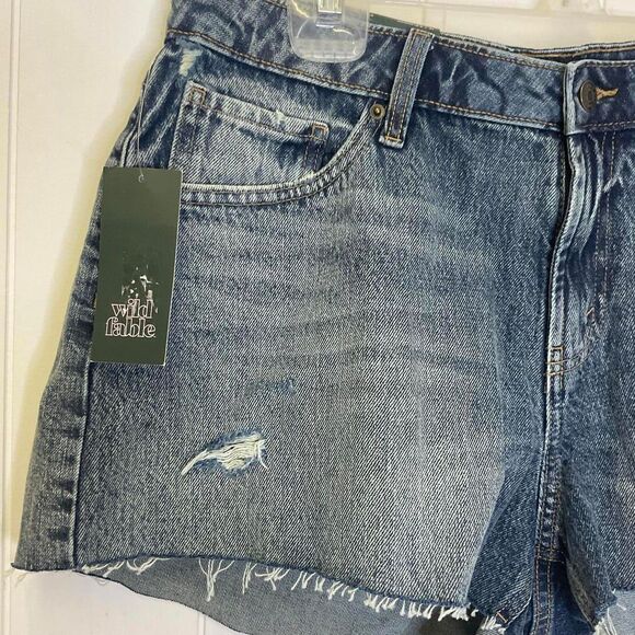Brand New Wild Fable Women's Size 12 Distressed Medium Wash Curvy Fit Shorts - Picture 2 of 9